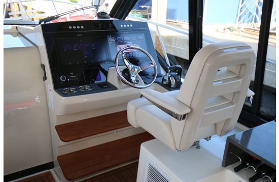 Conquest 405 steering station