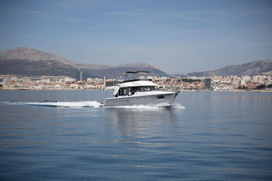 Swift Trawler 41 klizi po moru
