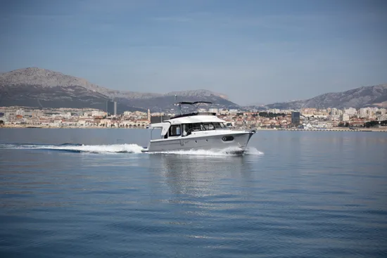 Swift Trawler 41 klizi po moru