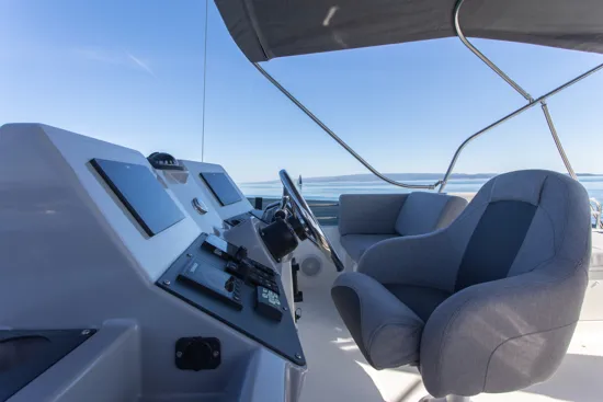 Swift-Trawler-41 flybridge skipper sjedalo kapetanska stolica