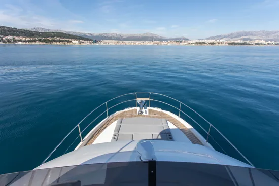 Swift-Trawler-41 sunčalište  pramčani jastuk za sunčanje 
