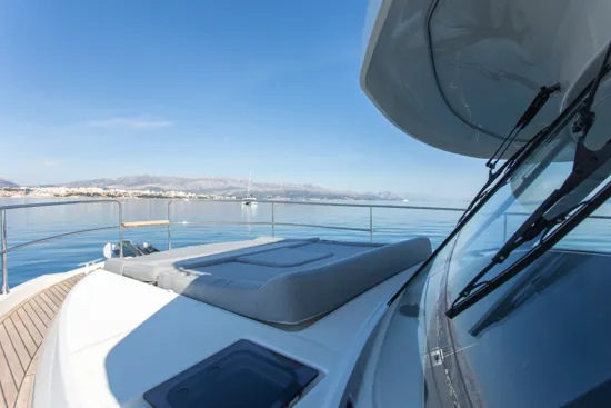 Swift-Trawler-41 jastuk na pramcu broda za sunčanje