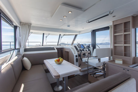 Swift-Trawler-41 salon  kuhinja