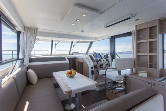 Swift-Trawler-41 salon  kuhinja