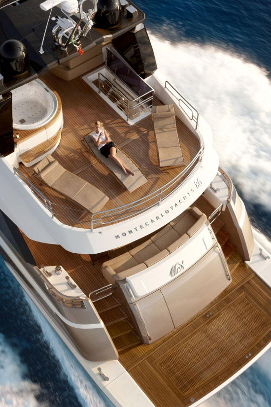 MCY 86 flybridge - comfort on the chaise longue