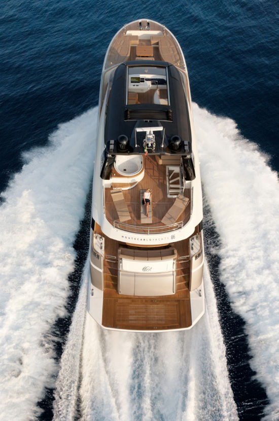 MCY 86 navigation view of the stern
