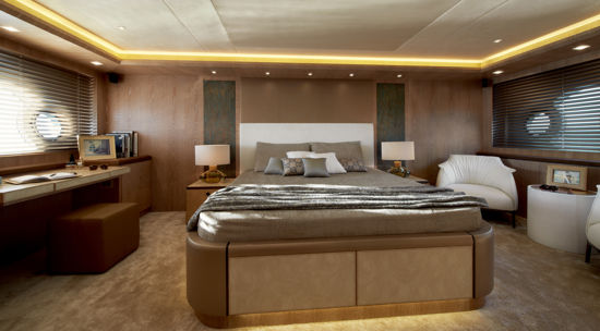 MCY 86 owner's cabin