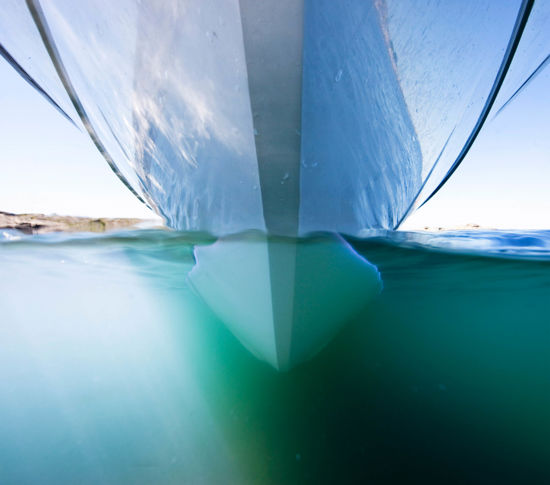 paragon-yachts-25-cabin-hull-underwater-from-ahead