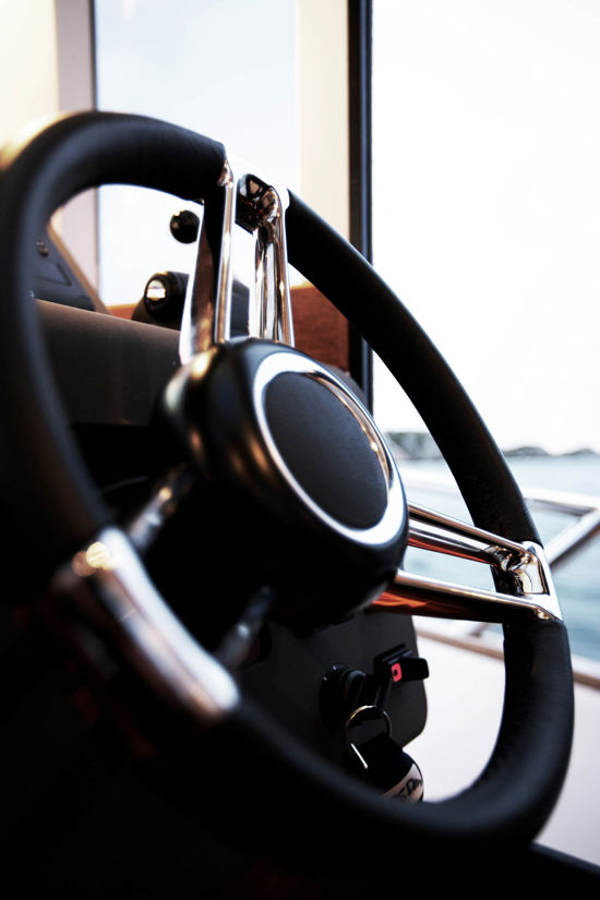 paragon-yachts-25-cabin-steering-wheel