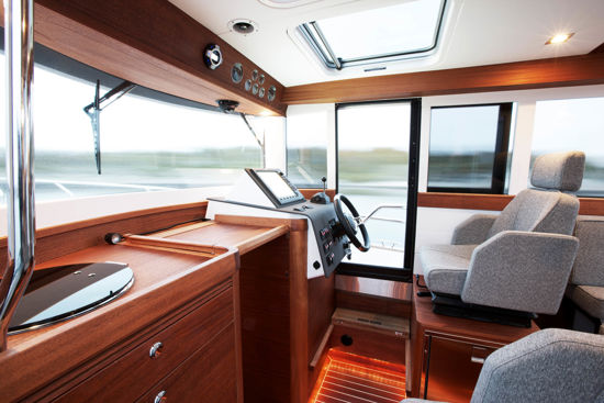 paragon-yachts-25-cabin-helm