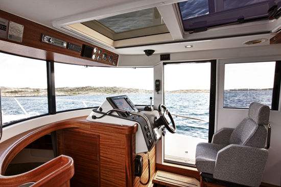 paragon-yachts-31-flybridge-helm-and-panoramic-windows