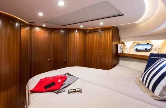 coupe-cruisers-405-flybridge-cabin-space