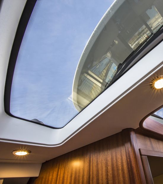 nimbus-coupe-cruiser-405-flybridge-roof-windows