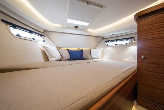 nimbus-coupe-cruiser-305-owners-cabin-queen-bed-option