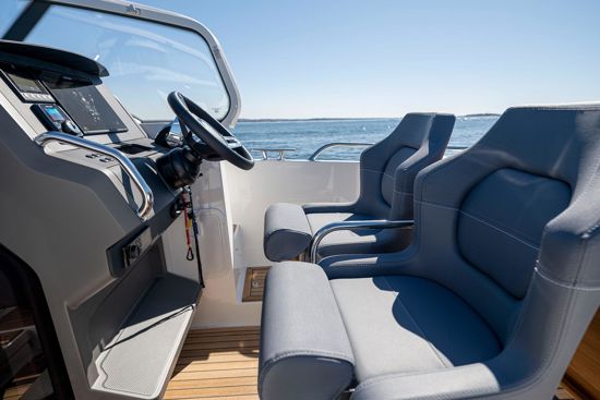 nimbus-tender-8-steering-seats