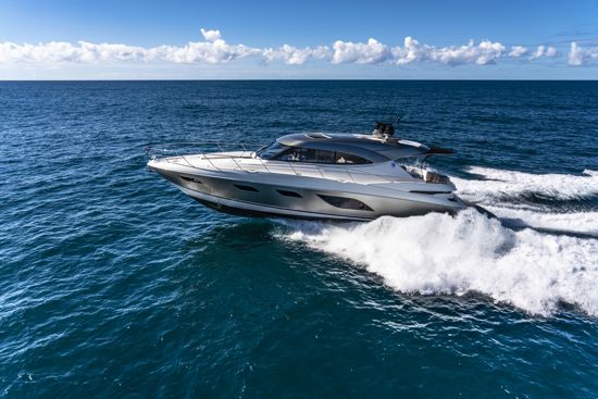 riviera-sport-yacht-6000-speeding-away