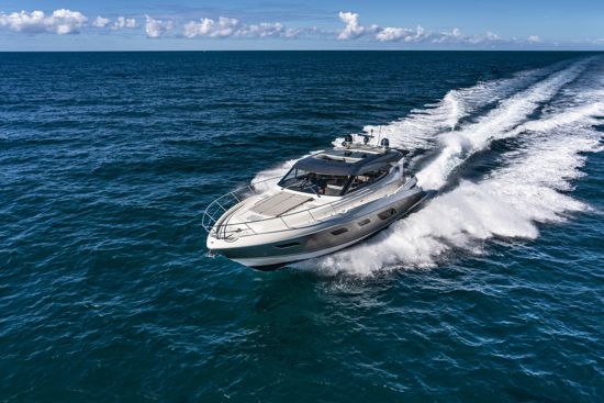 riviera-sport-yacht-6000-in-navigation
