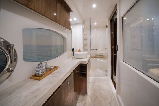 riviera-sport-yacht-6000-master-en-suite