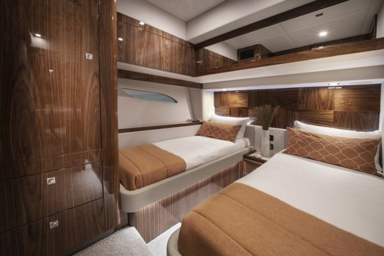 riviera-sport-yacht-6000-starboard-stateroom