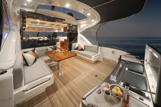 riviera-sport-yacht-6000-cockpit