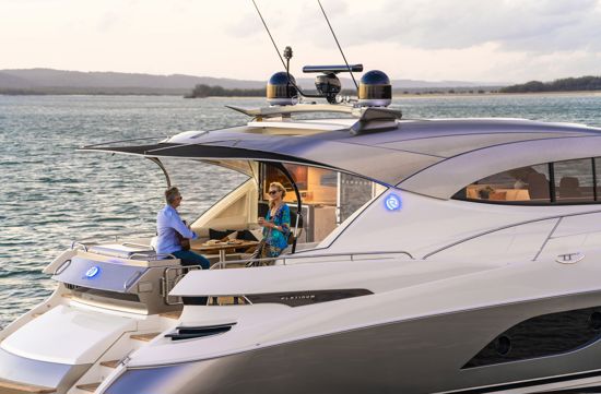 romantic-date-on-riviera-sport-yacht-6000