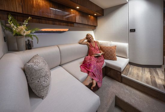 riviera-sport-yacht-6000-saloon-lounge