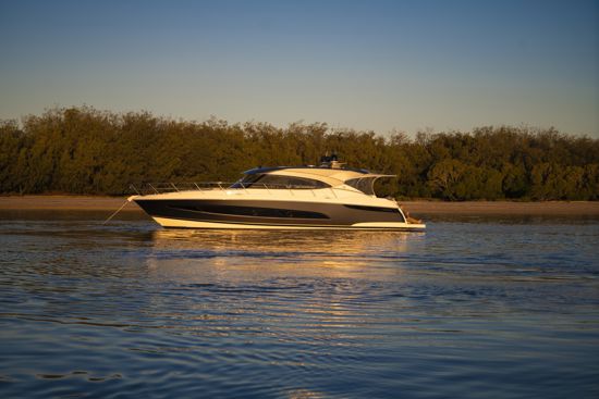 riviera-sport-yacht-5400-side-view