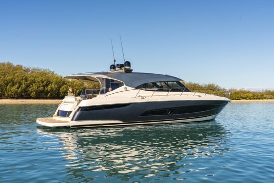 riviera-sport-yacht-5400-profile-close-up-view
