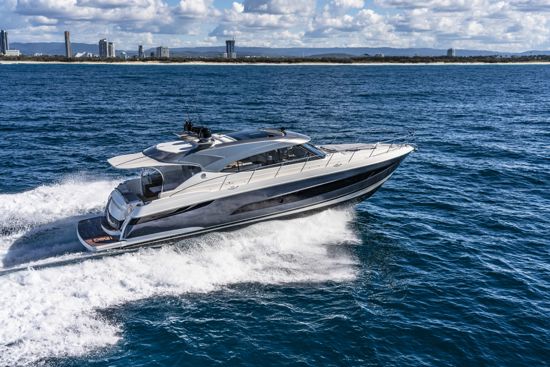 riviera-sport-yacht-5400-at-the-full-speed