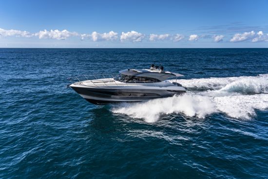 riviera-sport-yacht-5400-in-navigation