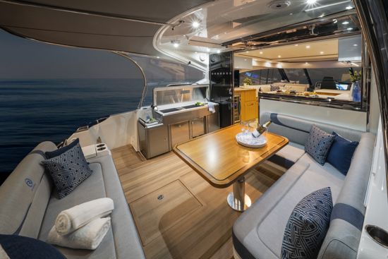 riviera-sport-yacht-5400-cockpit