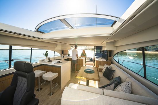 riviera-sport-yacht-5400-saloon-in-daylight