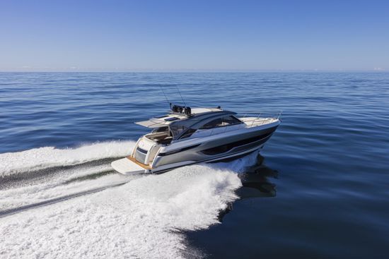 riviera-sport-yacht-4600-speeding-away
