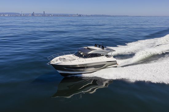 riviera-sport-yacht-4600-at-the-full-speed