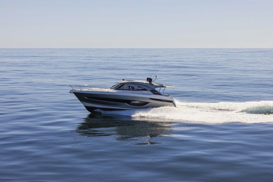 riviera-sport-yacht-4600-running