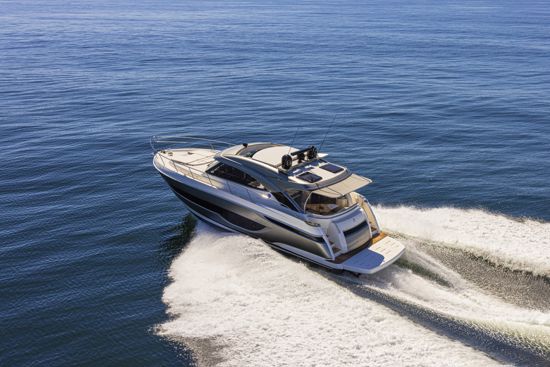 riviera-sport-yacht-4600-cruising