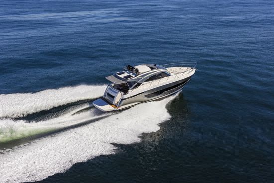 riviera-sport-yacht-4600-in-navigation