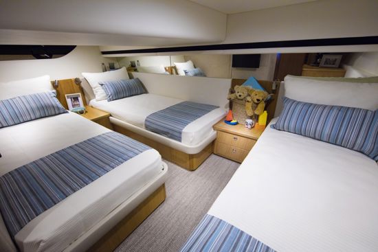 SUV-395-guest-stateroom