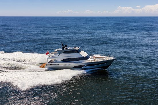 78-motor-yacht-riding-the-waves