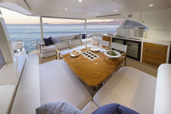 78-motor-yacht-alfresco-dining-and-socializing-area