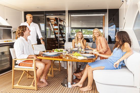 family-and-friends-dining-on-the-78-motor-yacht