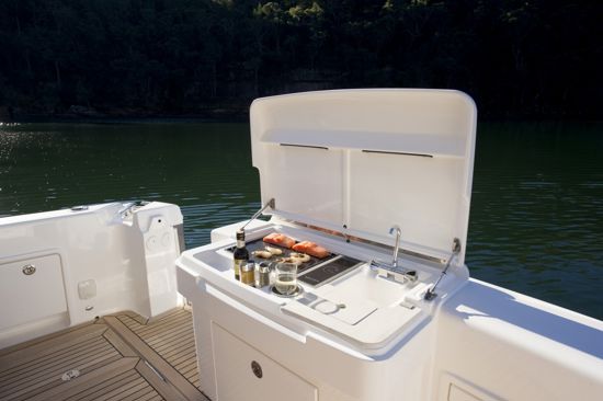 barbecue-center-and-wet-bar-in-the-cockpit-on-board-43-open-flybridge