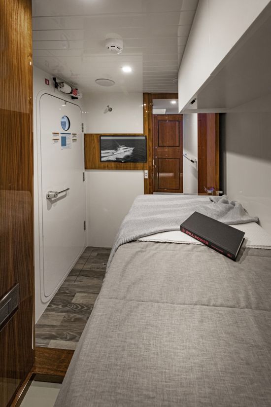 sports-motor-yacht-72-crew-cabin