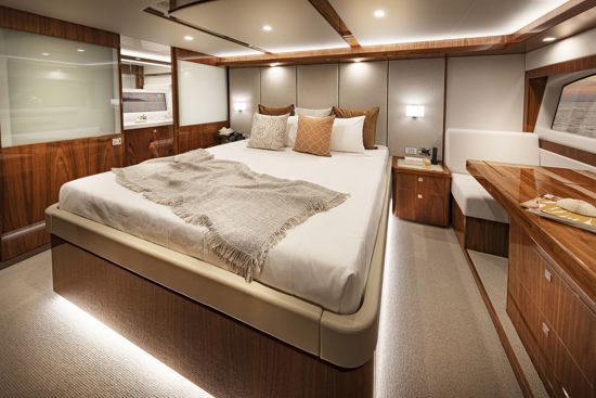 sports-motor-yacht-72-master-stateroom