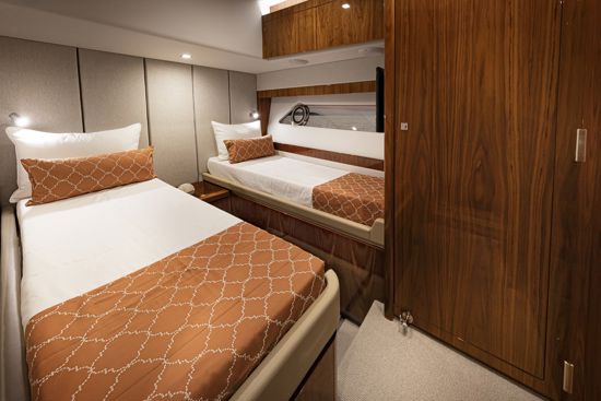 sports-motor-yacht-72-port-stateroom-with-twin-bed