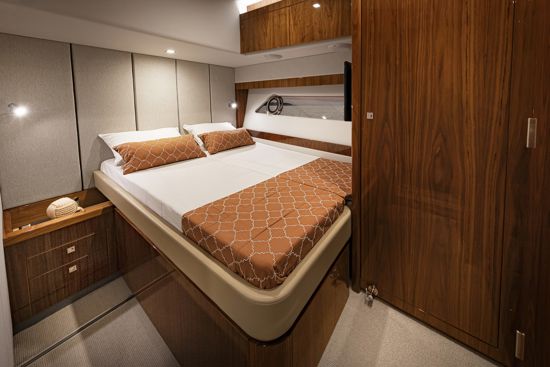 sports-motor-yacht-72-port-stateroom-with-queen-size-bed