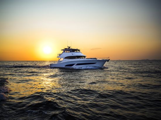 sports-motor-yacht-68-at-sunset