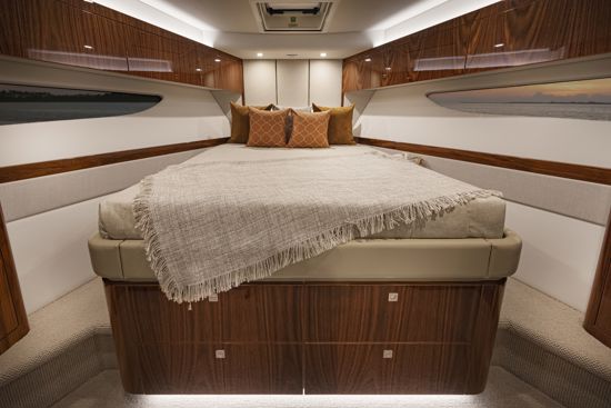 sports-motor-yacht-68-queen-size-island-bed-in-guest-cabin