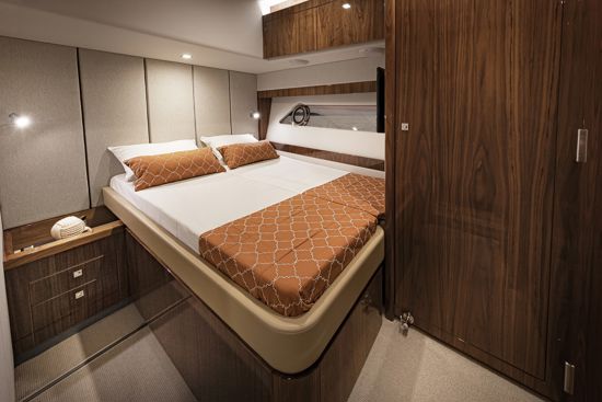guest-cabin-with-queen-size-bed-on-board-sports-motor-yacht-68