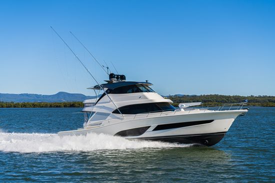 riviera-sports-motor-yacht-64-in-navigation
